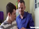 Papa californien montre à son fils gay comment baiser sa nouvelle p...