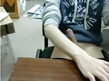 オフィスで行われる手コキが硬くなる