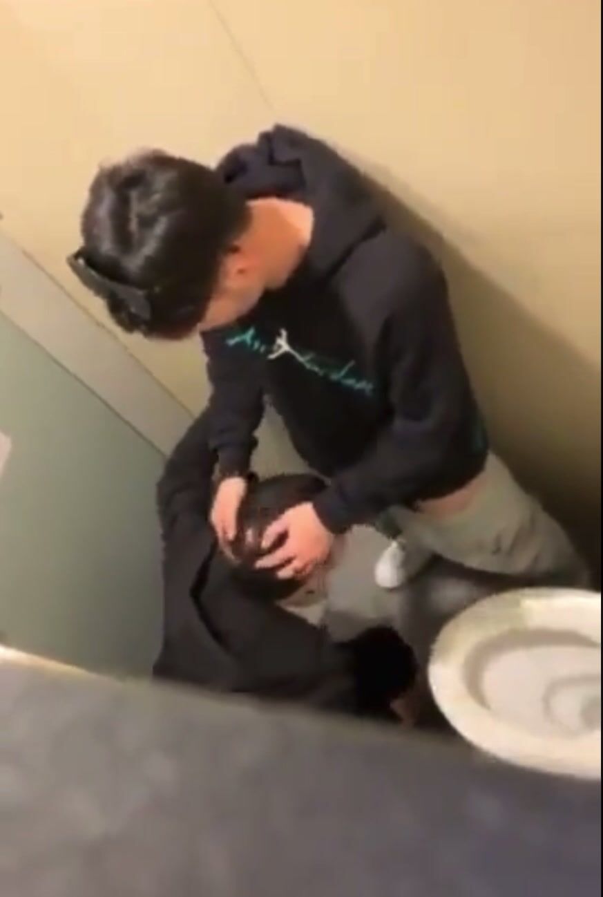 18岁亚洲小受深喉肌肉大叔的巨屌