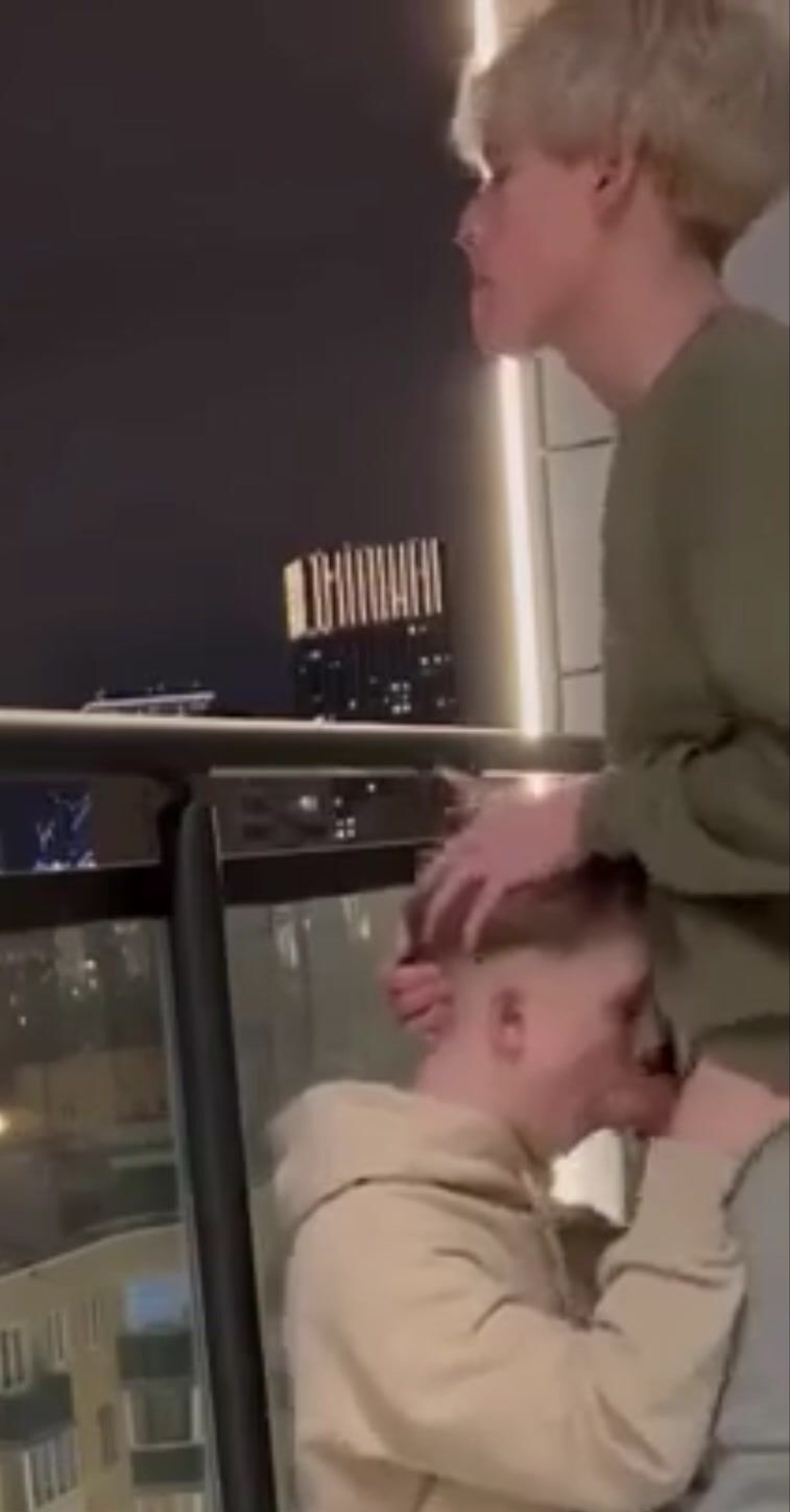 18-jähriger blonder twink gibt einen blowjob