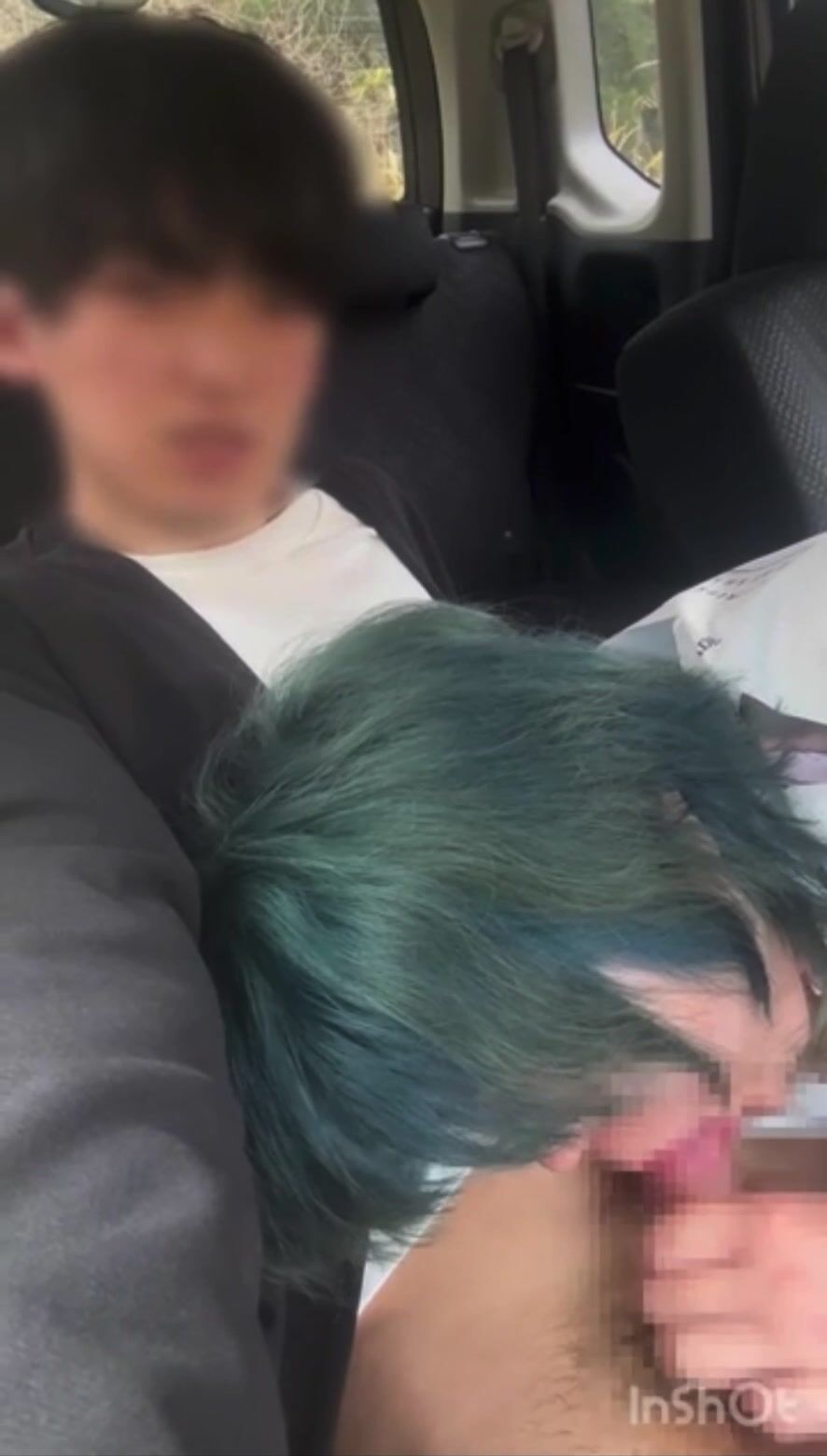 Twink japonês de 18 anos goza no carro