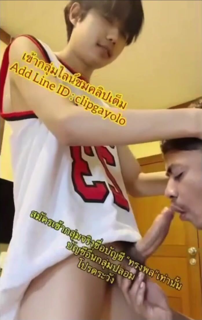 Thailändischer twink gibt daddy heißen blowjob