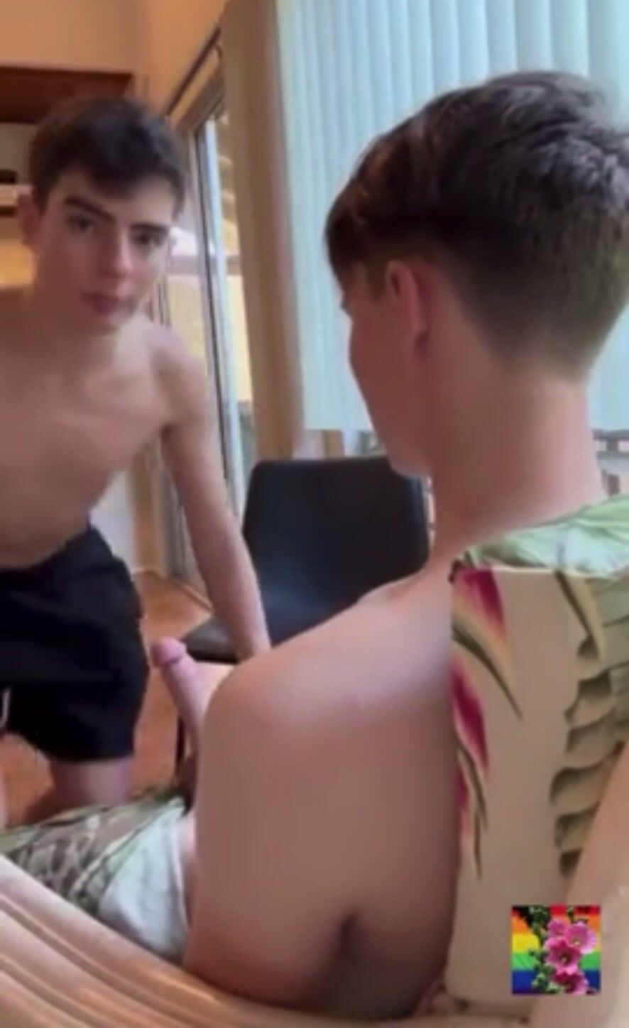 Blowjob eines 18-jährigen twinks mit einem pärchen jungs