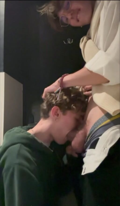 Ein twink-paar teilt einen heißen blowjob