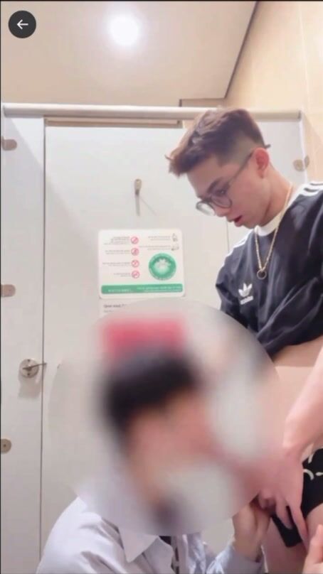 Junger vietnamese gibt einen intensiven blowjob 2