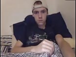 Glatter 18-jähriger twink spielt mit dildo
