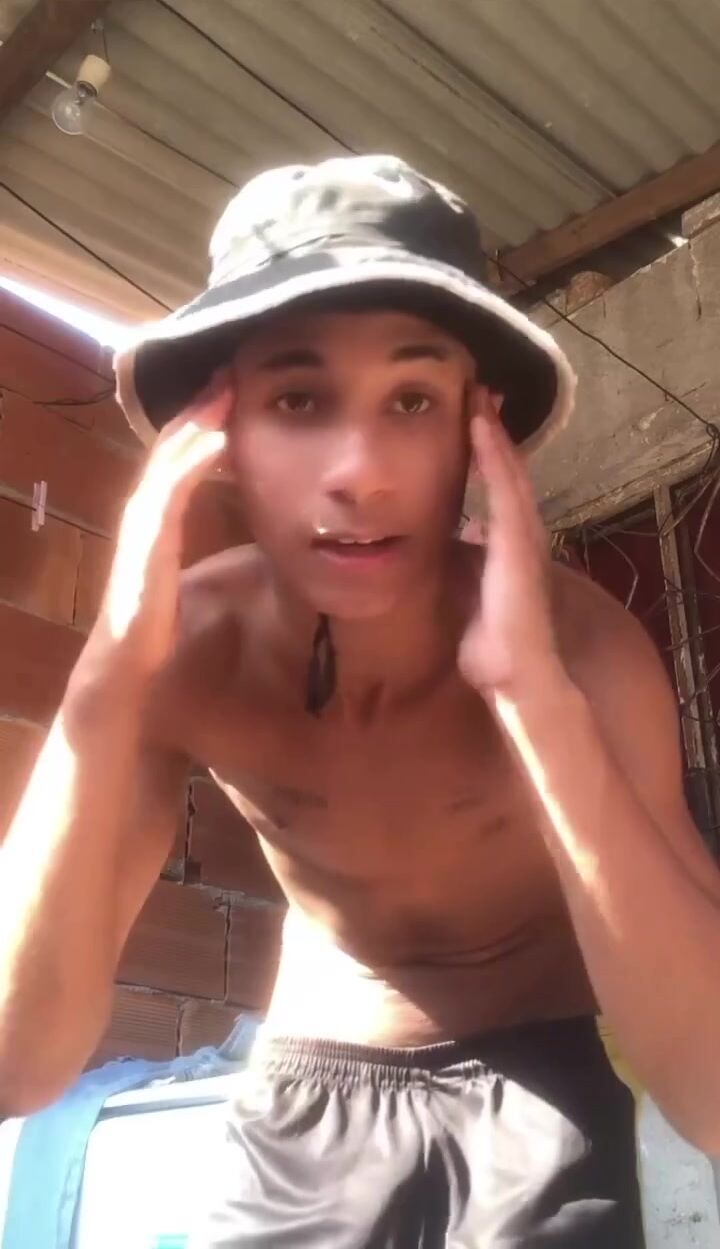 شاب نحيف راقص يداعب زبه أمام الكاميرا بعمر 18