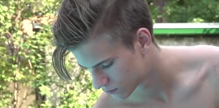 Heißer 18-jähriger twink fickt ohne kondom