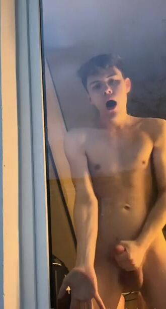 18歳のツインクが窓の前で君のためにオナニーしてる