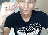 18歳のツインクがカメラでチンコをシコるゲイチューブ