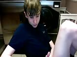 18歳のカム少年が激しくオナニーする