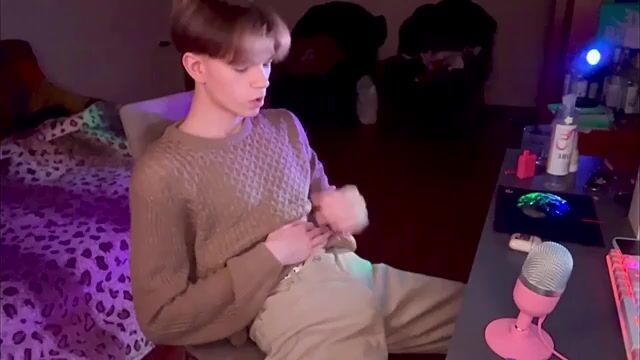 College twink toys himself raw