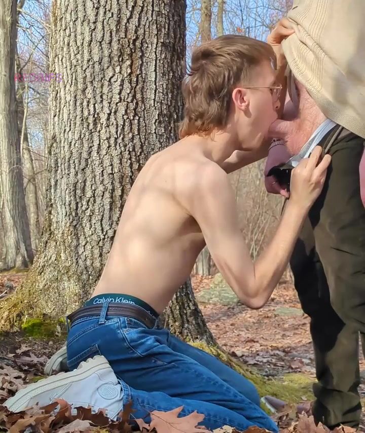 Twink chupa pica do papai na trilha