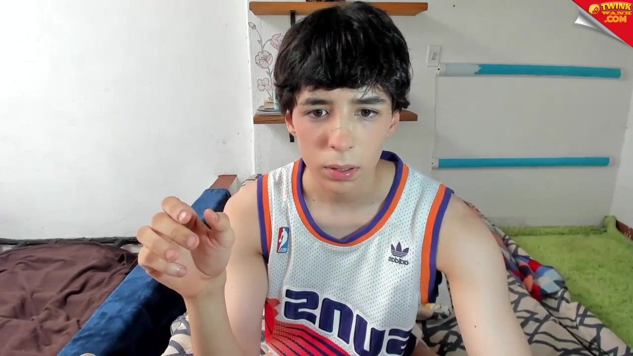Adolescente de coração grande bate uma no cb