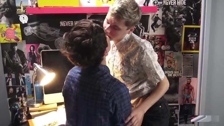 Twink a pelo recibe la polla musculosa de un daddy