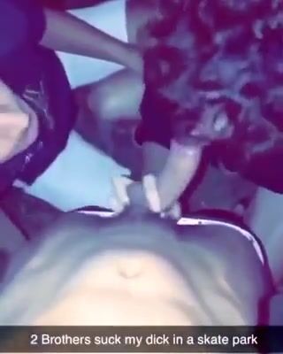 أخوان يمصان زبي المنتصب