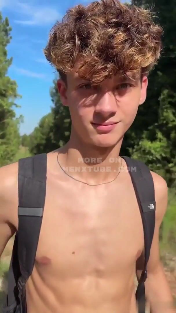 Twinks gays se masturbam no carro