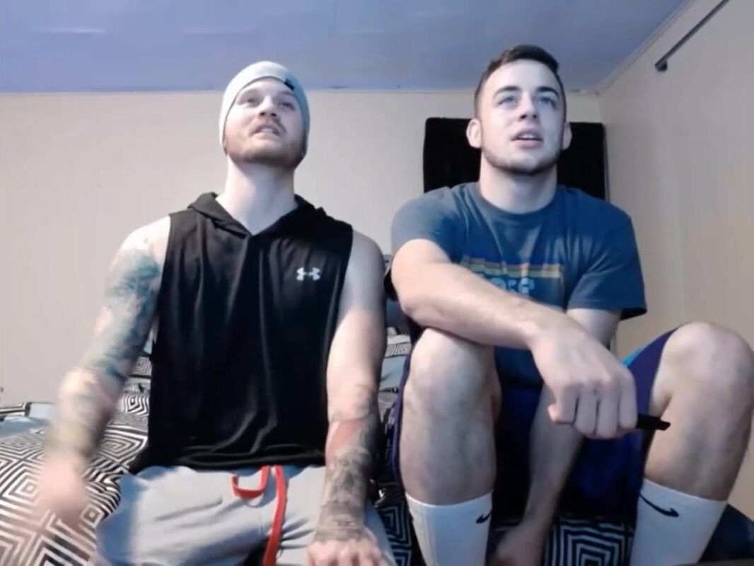 Hétéros exhibent leurs grosses bites en cam