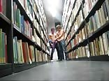Zwei teenager wichsen in der öffentlichen bibliothek