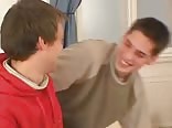 два молодых парня наслаждаются горячим гей-сексом