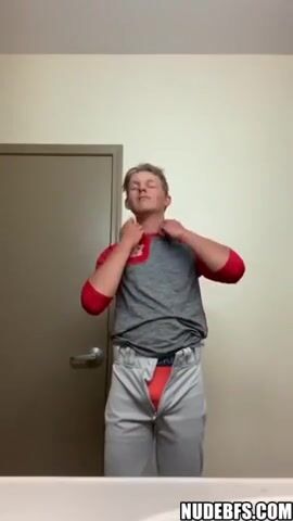汗だくの20代スポーツ青年が硬いチンポを露出