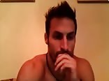 イケメンがカメラの前でデカチンと毛むくじゃらのセクシーな丸いお尻を見せつける