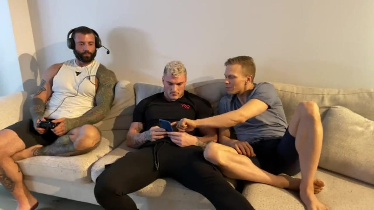 Kanadische hunks bekommen doppelpenetration in schwulem porno