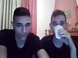ギリシャの美少年がカメラで滑らかなお尻を見せる