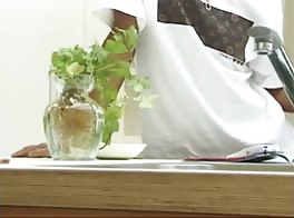 Los amigos japoneses se manejan los pollas mutuamente