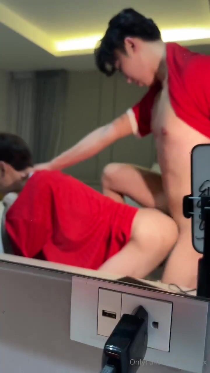 Asiático twink e papai musculoso montando sem camisinha