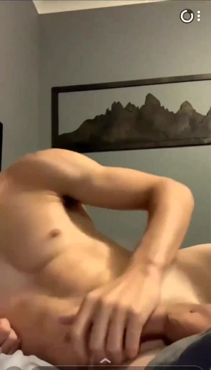 Jacker musculoso masturbándose duro