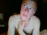 Jolie blonde se caresse doucement