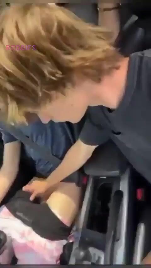 Twink lutscht papas schwanz fürs benzingeld
