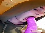 Junge liebt es, hart auf seinem dildo zu reiten