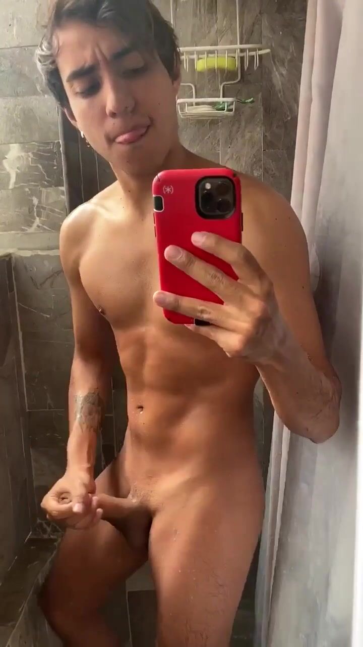 Guapo chico twink recibe una polla dura