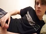 Ein charmanter junge masturbiert in seiner shorts