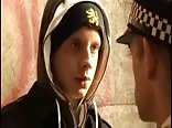 Ein polizist und ein frecher junge