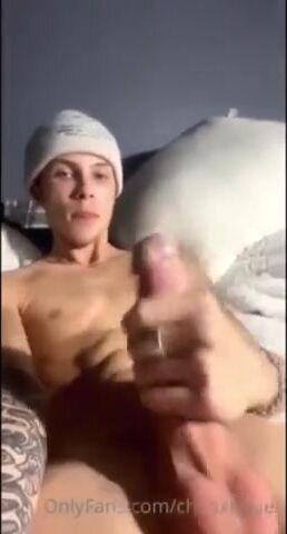Twink melkt den schwanz des muskulösen daddys