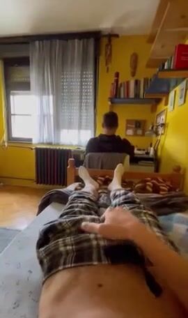 Typ wichst, während kumpel zockt