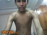 Adolescent feliz le saca la leche a la polla musculosa del papá