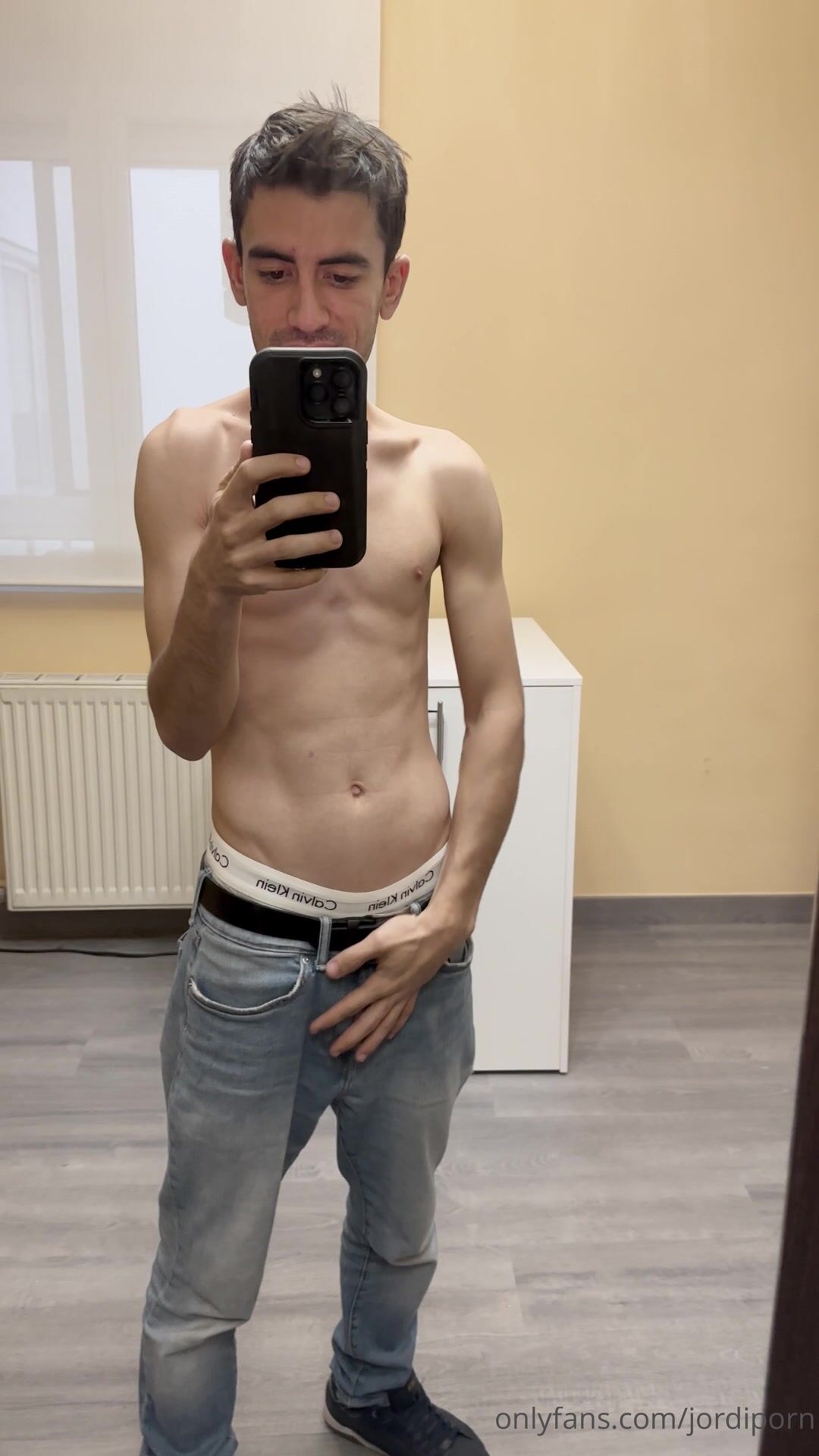 Twink wichst vor dem spiegel