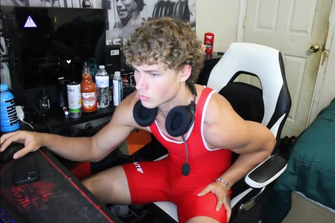 Max the wrestler chats amateur evening long entertaining