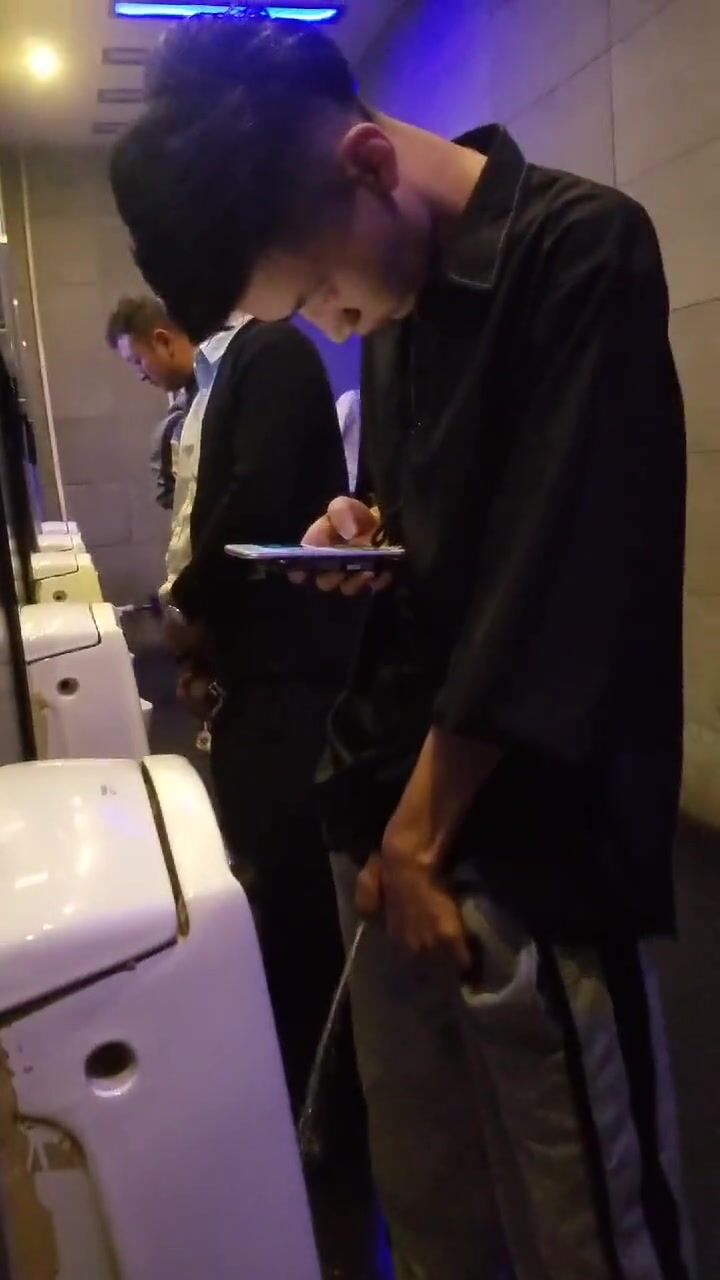 男人在厕所小便 4