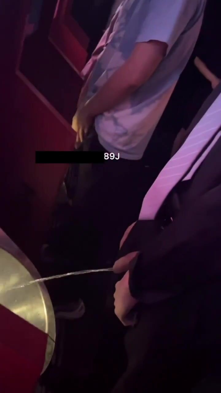 トイレで小便してる男 3