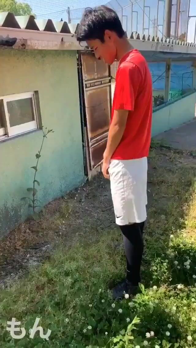トイレでおしっこする美少年