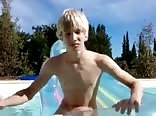 Junge zieht sich aus und fickt im pool