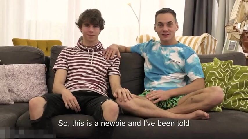 Twink nuevo recibe la polla a pelo de papá