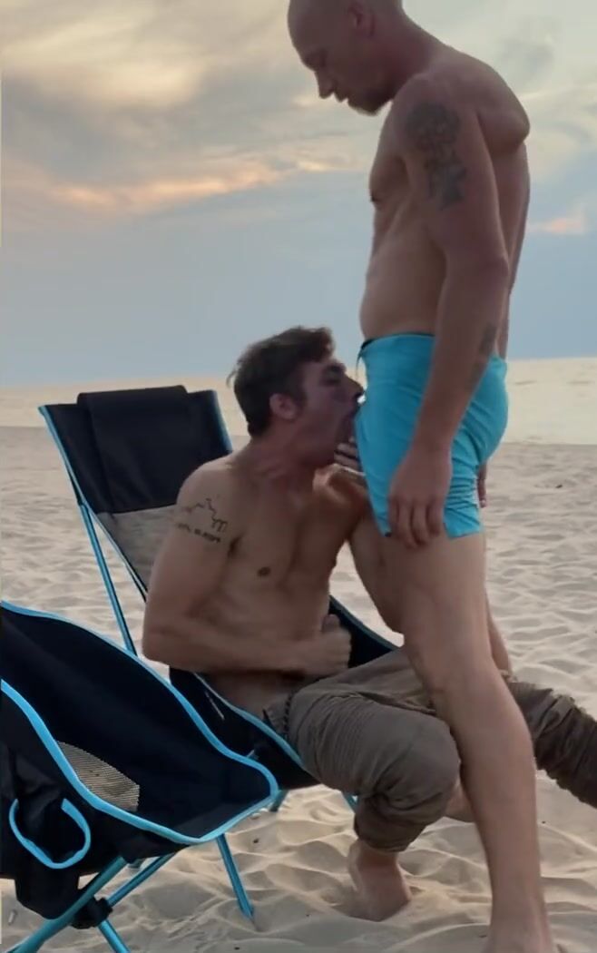 Beach blow job quickie