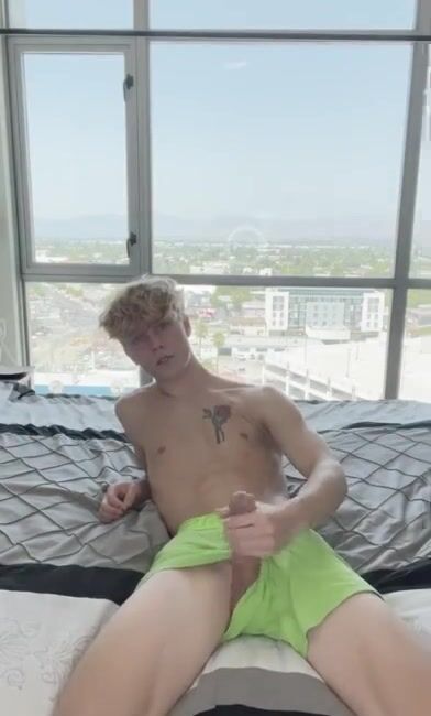 Adolescente arranja um quarto com vista