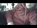 شاب نحيف في سترة رياضية يستمني في غرفة المعيشة